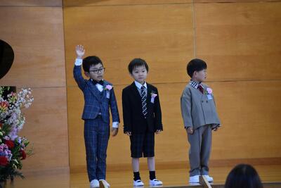 名前を呼ばれ元気に返事する１年生